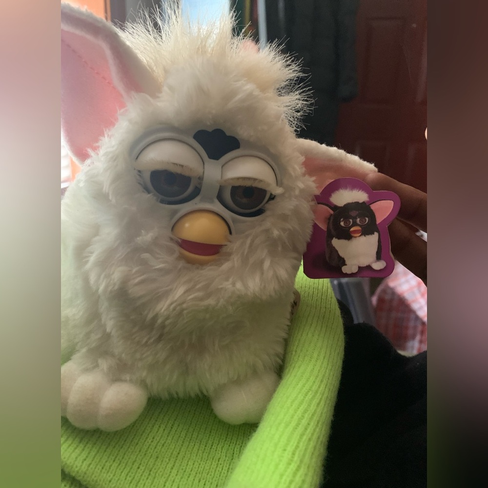 Furby! All White . Preloved . 70-800 w/tag 1998